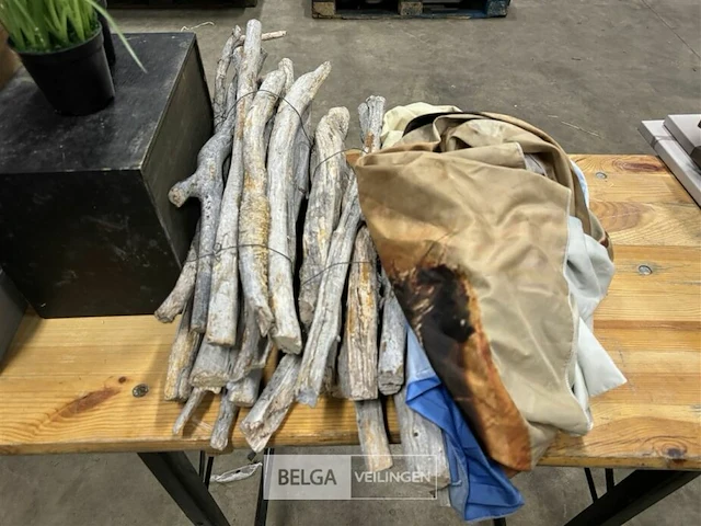 Diverse houten kistjes en houten stokken - afbeelding 5 van  5