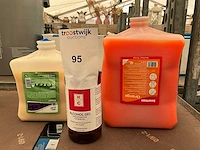 Diverse hygiene uitrusting,handgel. (3x) - afbeelding 1 van  1