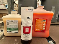 Diverse hygiene uitrusting,handgel. (3x) - afbeelding 1 van  1