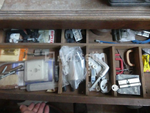 Diverse ijzerwaren en handgereedschap - afbeelding 15 van  24