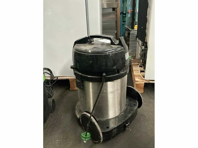 Diverse industriële stofzuigers (2x) - afbeelding 2 van  5