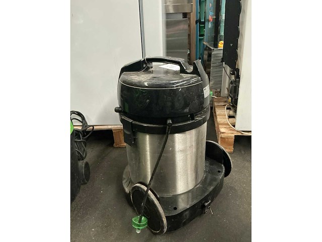 Diverse industriële stofzuigers (2x) - afbeelding 2 van  5