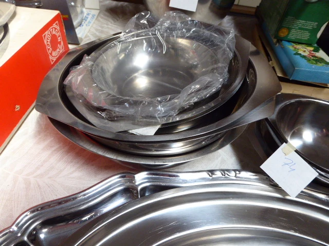 Diverse inox dienbladen en potjes - afbeelding 3 van  3