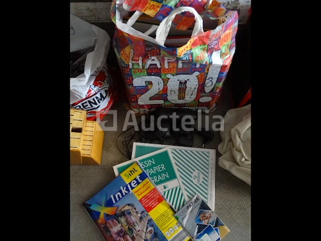 Diverse items (mappen, schriften, telefoon, fotopapieren, enz.) - afbeelding 1 van  9