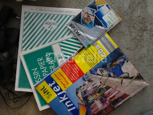 Diverse items (mappen, schriften, telefoon, fotopapieren, enz.) - afbeelding 2 van  9