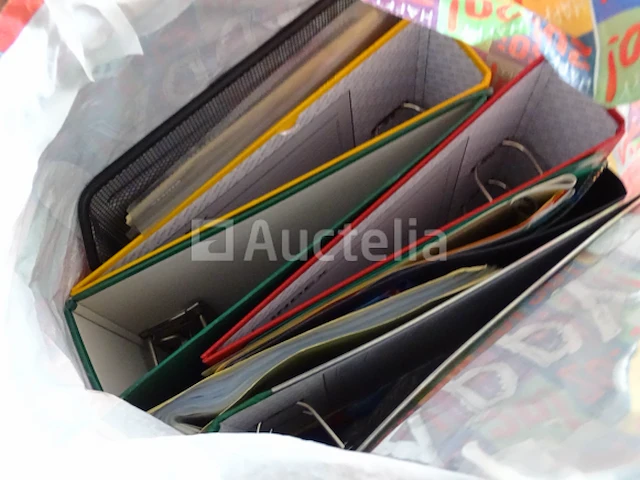 Diverse items (mappen, schriften, telefoon, fotopapieren, enz.) - afbeelding 4 van  9