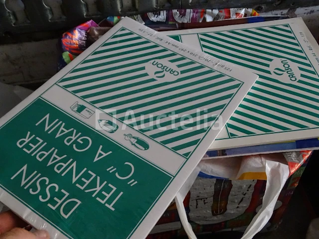 Diverse items (mappen, schriften, telefoon, fotopapieren, enz.) - afbeelding 8 van  9
