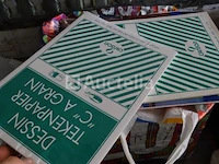 Diverse items (mappen, schriften, telefoon, fotopapieren, enz.) - afbeelding 8 van  9