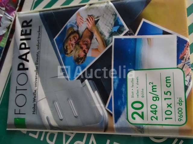 Diverse items (mappen, schriften, telefoon, fotopapieren, enz.) - afbeelding 9 van  9