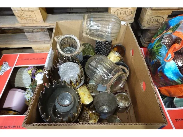 Diverse kaars potjes en bloempotten - afbeelding 2 van  6