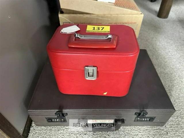 Diverse koffers - afbeelding 1 van  5