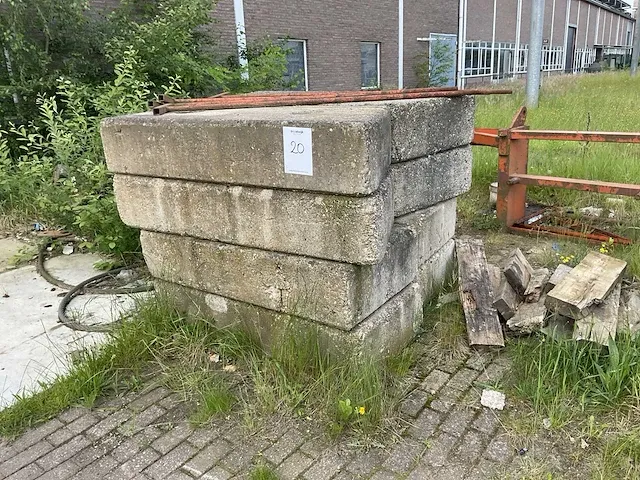 Diverse kraan contragewichten (21x) - afbeelding 1 van  6