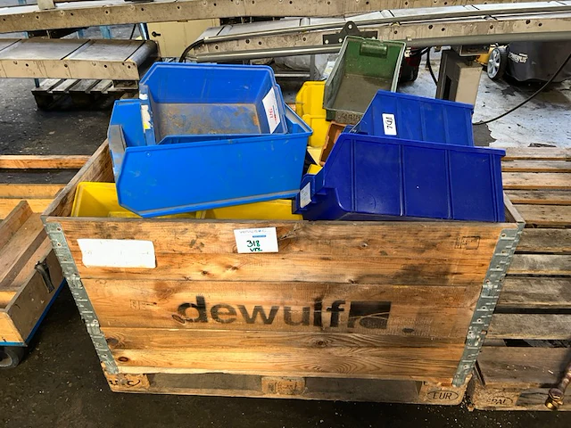 Diverse kunststoffen magazijnbakjes - afbeelding 1 van  2
