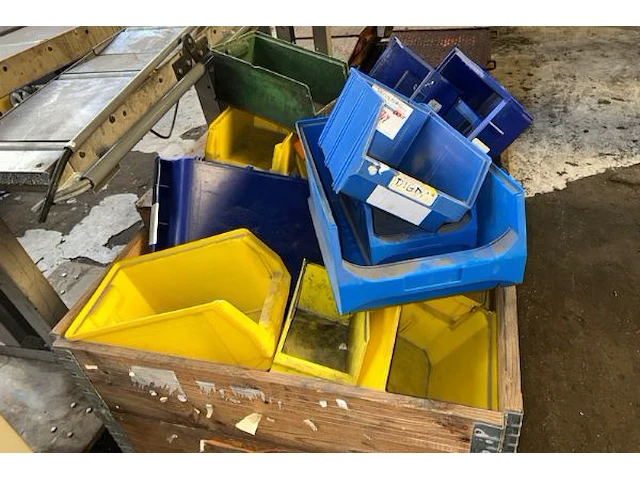 Diverse kunststoffen magazijnbakjes - afbeelding 2 van  2