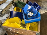 Diverse kunststoffen magazijnbakjes - afbeelding 2 van  2
