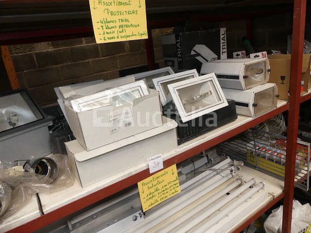 Diverse lampen, spots en plafondlampen - afbeelding 11 van  14