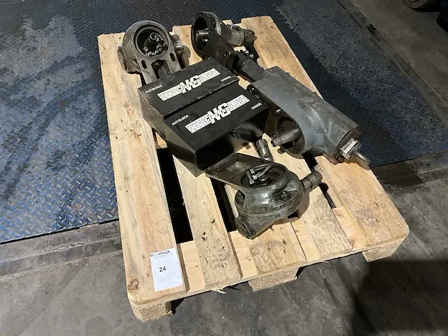 Diverse machine onderdelen - afbeelding 1 van  7