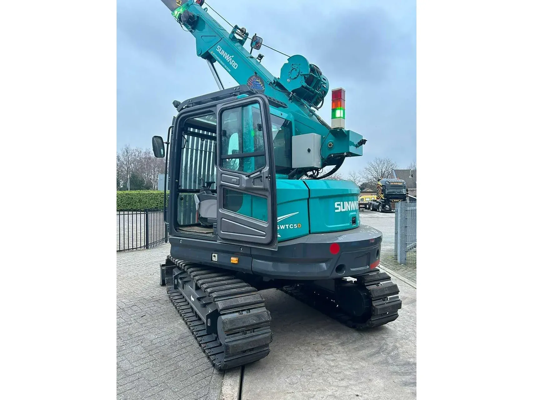 Diverse machines, werkschoenen en werkkleding
