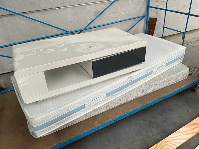 Diverse matrassen+ gedemonteerd bed + salontafel (2x) - afbeelding 1 van  7