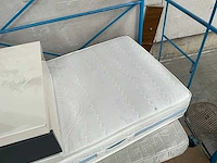 Diverse matrassen+ gedemonteerd bed + salontafel (2x) - afbeelding 2 van  7