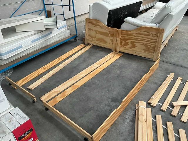 Diverse matrassen+ gedemonteerd bed + salontafel (2x) - afbeelding 6 van  7