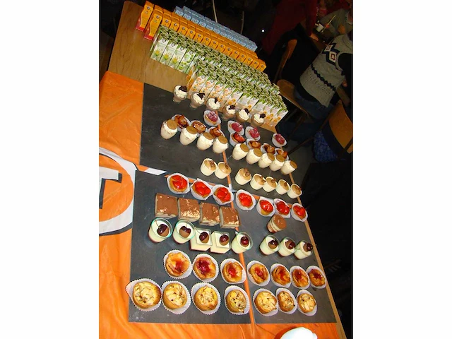 Diverse melamime serveerkommen, gastronormtrays, borden en melamime leistenen ( circa 150x ) - afbeelding 25 van  34