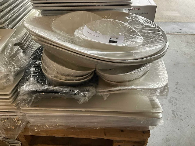 Diverse melamime serveerkommen, gastronormtrays, borden en melamime leistenen ( circa 150x ) - afbeelding 32 van  34