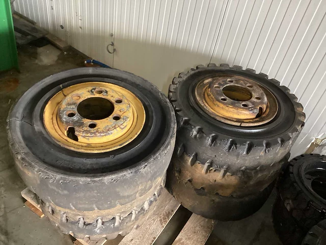 Diverse merken heftruck wielen band, wiel en velg (6x) - afbeelding 1 van  4