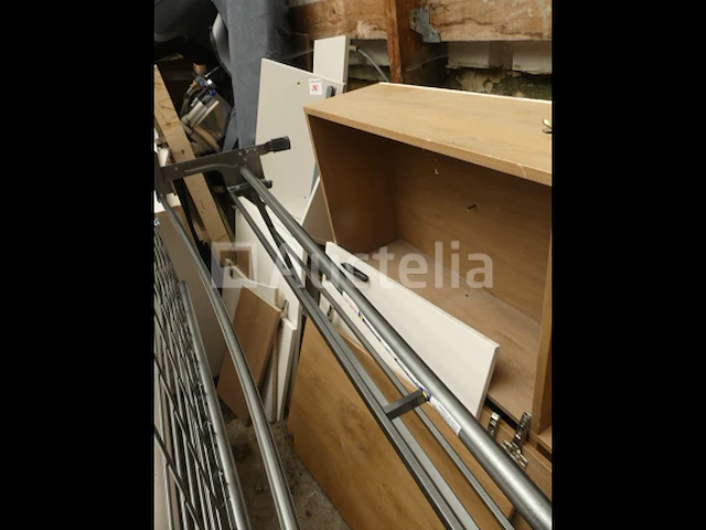 Diverse meubelonderdelen, stoelen met armleuningen, kinderstoelen, wastafels op meubels, aluminium beglaasde frames - afbeelding 2 van  18