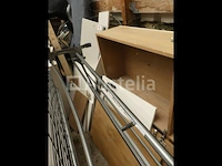 Diverse meubelonderdelen, stoelen met armleuningen, kinderstoelen, wastafels op meubels, aluminium beglaasde frames - afbeelding 2 van  18
