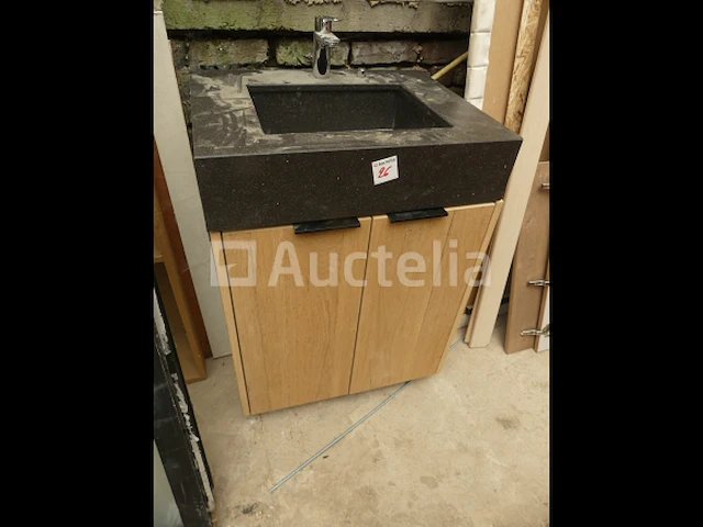 Diverse meubelonderdelen, stoelen met armleuningen, kinderstoelen, wastafels op meubels, aluminium beglaasde frames - afbeelding 3 van  18