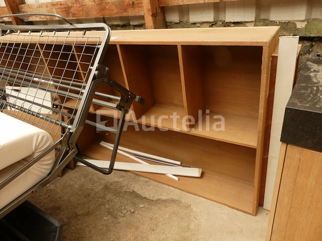 Diverse meubelonderdelen, stoelen met armleuningen, kinderstoelen, wastafels op meubels, aluminium beglaasde frames - afbeelding 4 van  18
