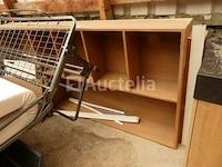 Diverse meubelonderdelen, stoelen met armleuningen, kinderstoelen, wastafels op meubels, aluminium beglaasde frames - afbeelding 4 van  18