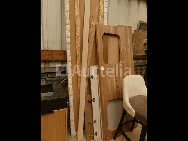 Diverse meubelonderdelen, stoelen met armleuningen, kinderstoelen, wastafels op meubels, aluminium beglaasde frames - afbeelding 5 van  18