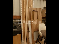Diverse meubelonderdelen, stoelen met armleuningen, kinderstoelen, wastafels op meubels, aluminium beglaasde frames - afbeelding 5 van  18