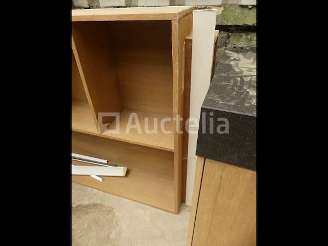 Diverse meubelonderdelen, stoelen met armleuningen, kinderstoelen, wastafels op meubels, aluminium beglaasde frames - afbeelding 7 van  18