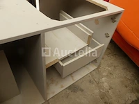 Diverse meubelonderdelen, stoelen met armleuningen, kinderstoelen, wastafels op meubels, aluminium beglaasde frames - afbeelding 9 van  18