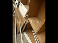 Diverse meubelonderdelen, stoelen met armleuningen, kinderstoelen, wastafels op meubels, aluminium beglaasde frames - afbeelding 10 van  18