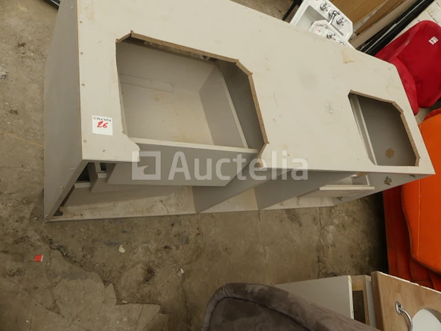 Diverse meubelonderdelen, stoelen met armleuningen, kinderstoelen, wastafels op meubels, aluminium beglaasde frames - afbeelding 11 van  18