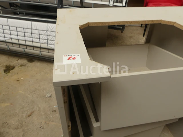 Diverse meubelonderdelen, stoelen met armleuningen, kinderstoelen, wastafels op meubels, aluminium beglaasde frames - afbeelding 12 van  18