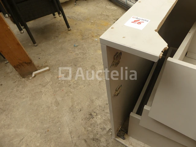 Diverse meubelonderdelen, stoelen met armleuningen, kinderstoelen, wastafels op meubels, aluminium beglaasde frames - afbeelding 14 van  18
