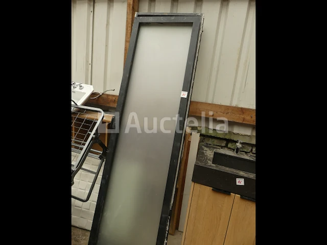 Diverse meubelonderdelen, stoelen met armleuningen, kinderstoelen, wastafels op meubels, aluminium beglaasde frames - afbeelding 15 van  18