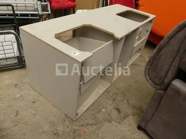Diverse meubelonderdelen, stoelen met armleuningen, kinderstoelen, wastafels op meubels, aluminium beglaasde frames - afbeelding 16 van  18