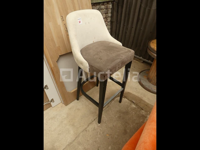 Diverse meubelonderdelen, stoelen met armleuningen, kinderstoelen, wastafels op meubels, aluminium beglaasde frames - afbeelding 17 van  18
