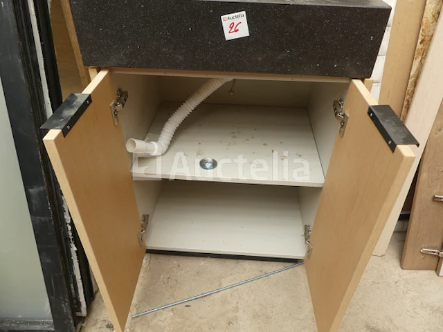 Diverse meubelonderdelen, stoelen met armleuningen, kinderstoelen, wastafels op meubels, aluminium beglaasde frames - afbeelding 18 van  18