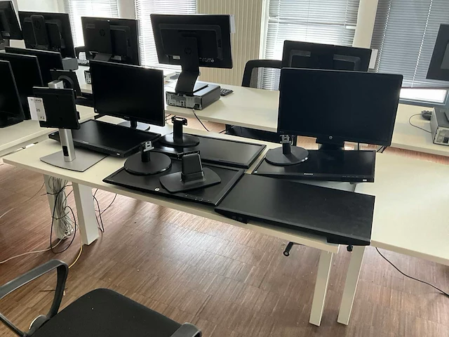 Diverse monitoren (7x) - afbeelding 1 van  9