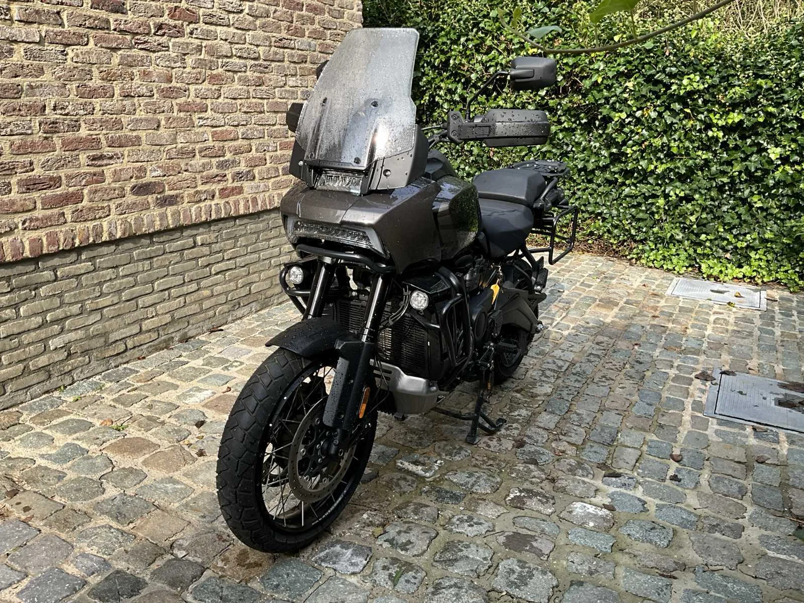 Diverse motoren, scooters en personenwagen