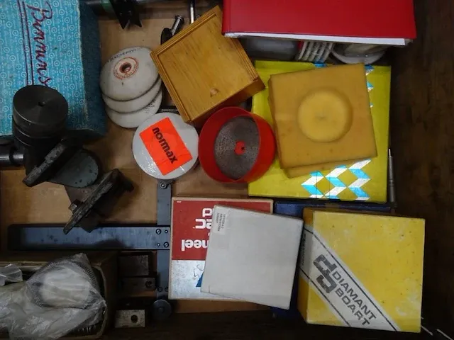 Diverse opspangereedschappen en slijpstenen - afbeelding 7 van  9