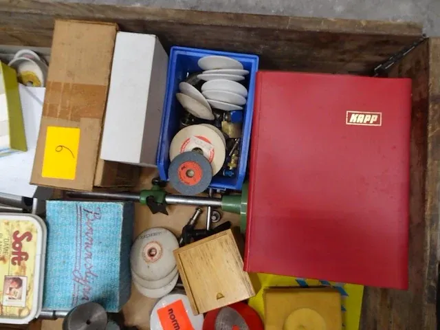 Diverse opspangereedschappen en slijpstenen - afbeelding 8 van  9