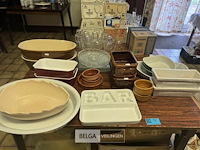 Diverse oven schalen op tafel - afbeelding 1 van  8